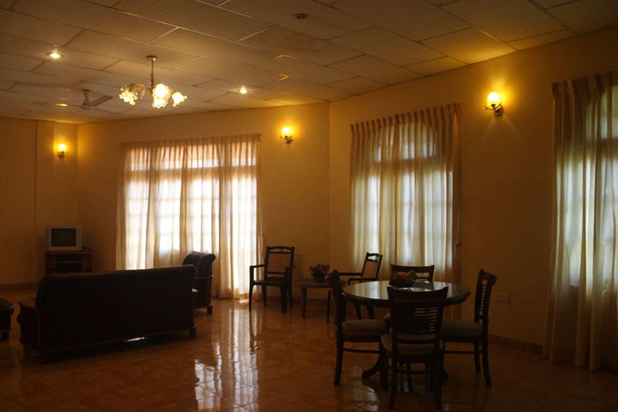 Hotel Red Rose Negombo Extérieur photo