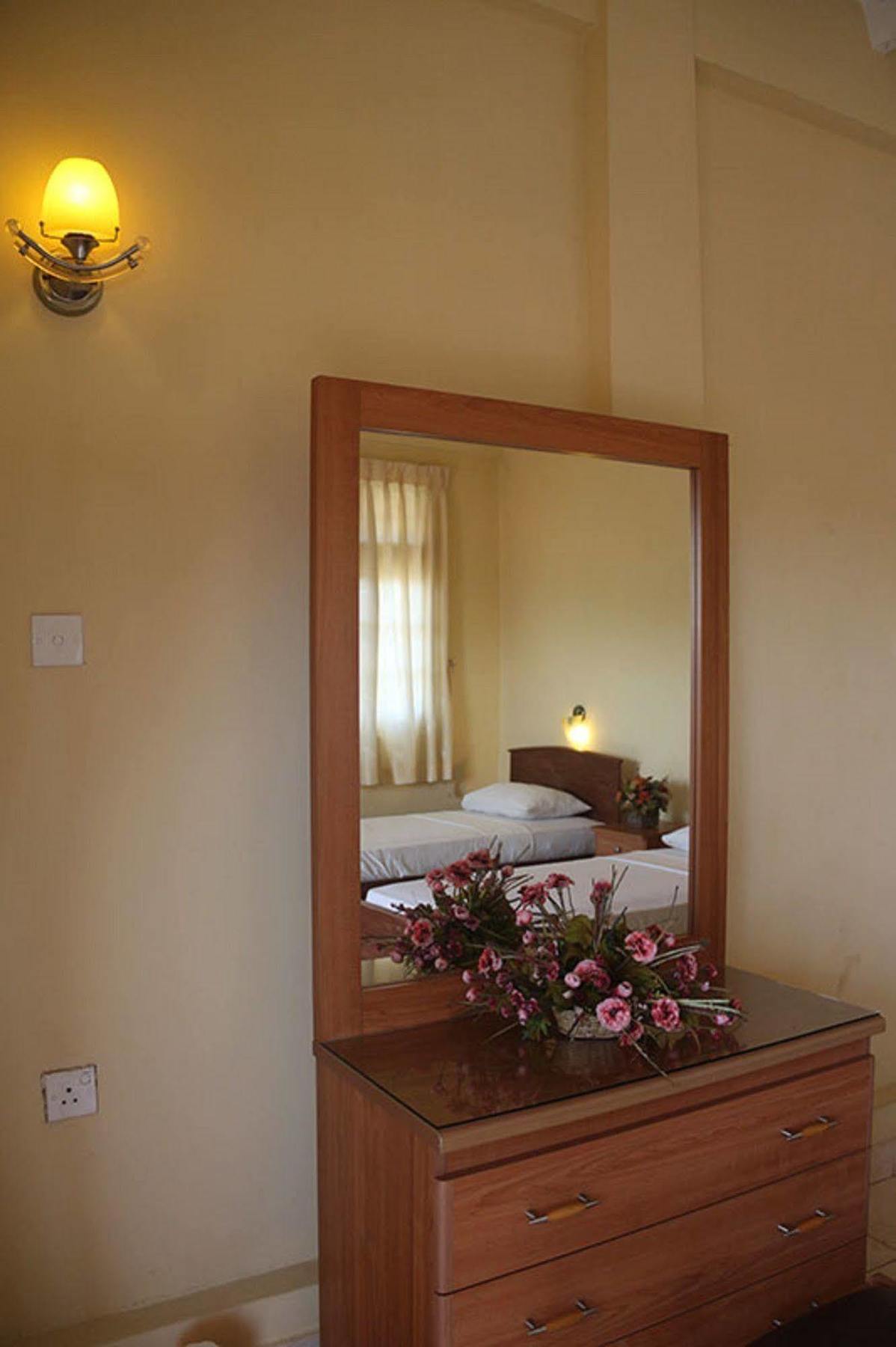 Hotel Red Rose Negombo Extérieur photo