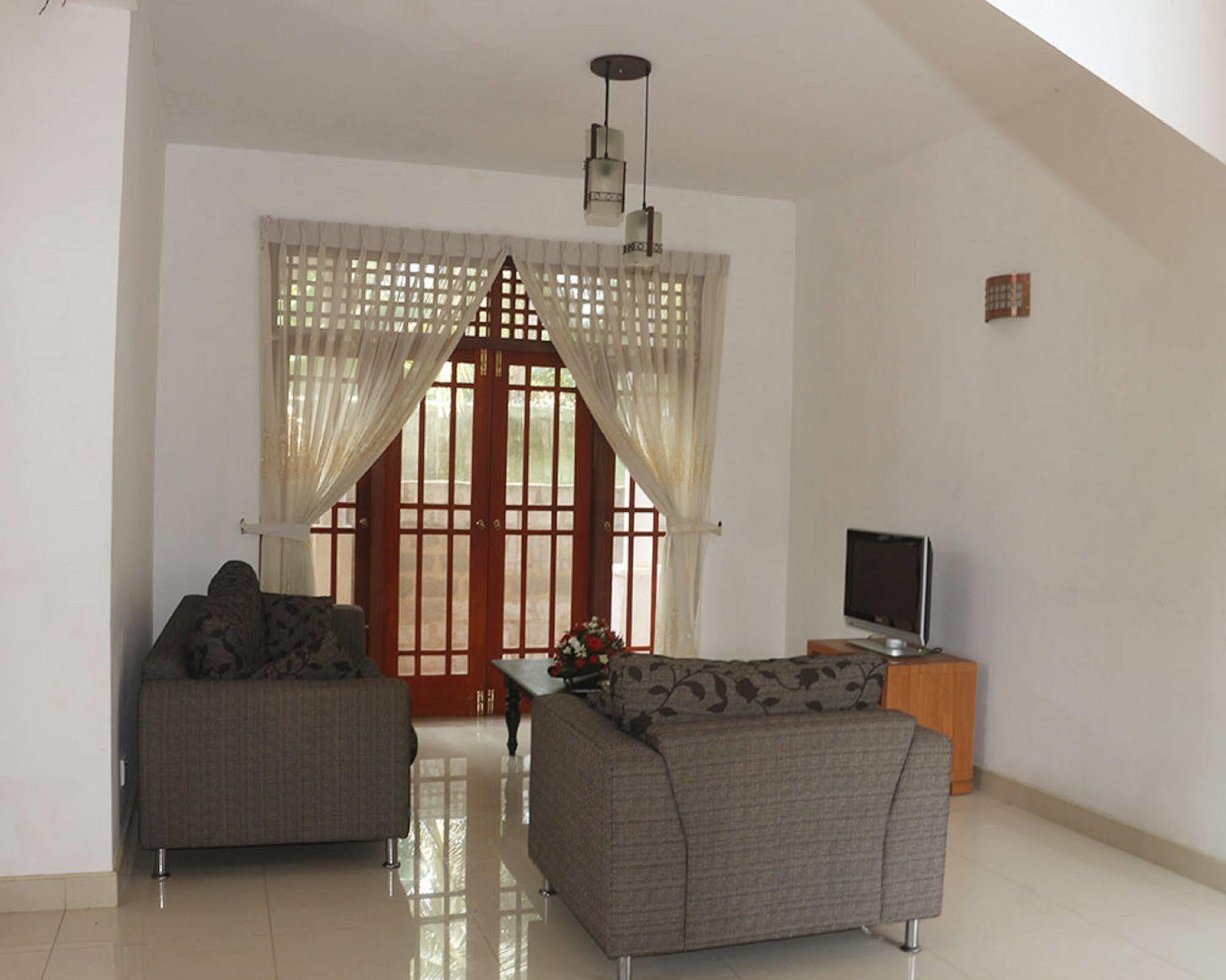 Hotel Red Rose Negombo Extérieur photo